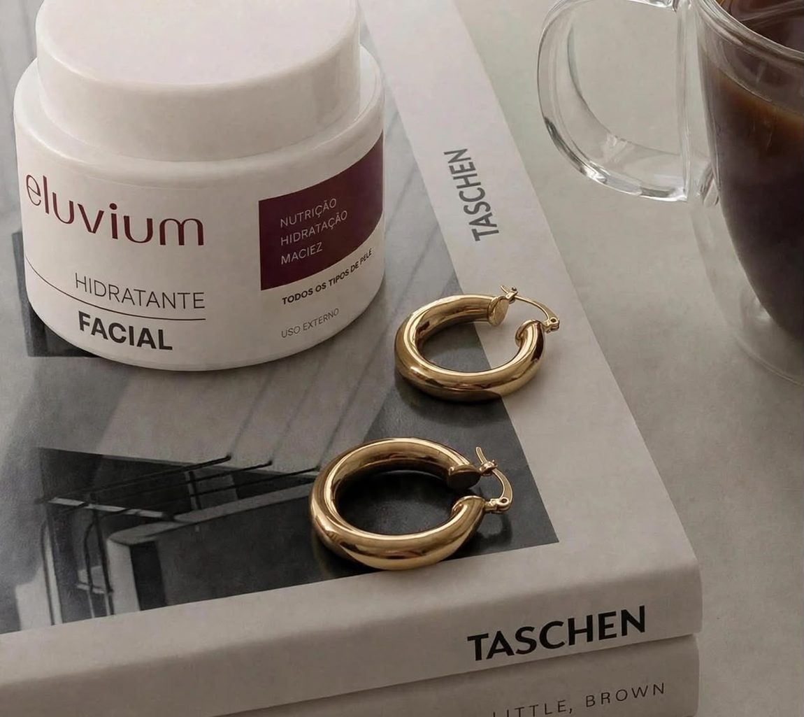 Hidratante Facial Eluvium sobre livros